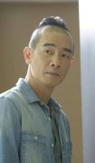 陈小春儿子百天照曝光 单眼皮酷似父亲